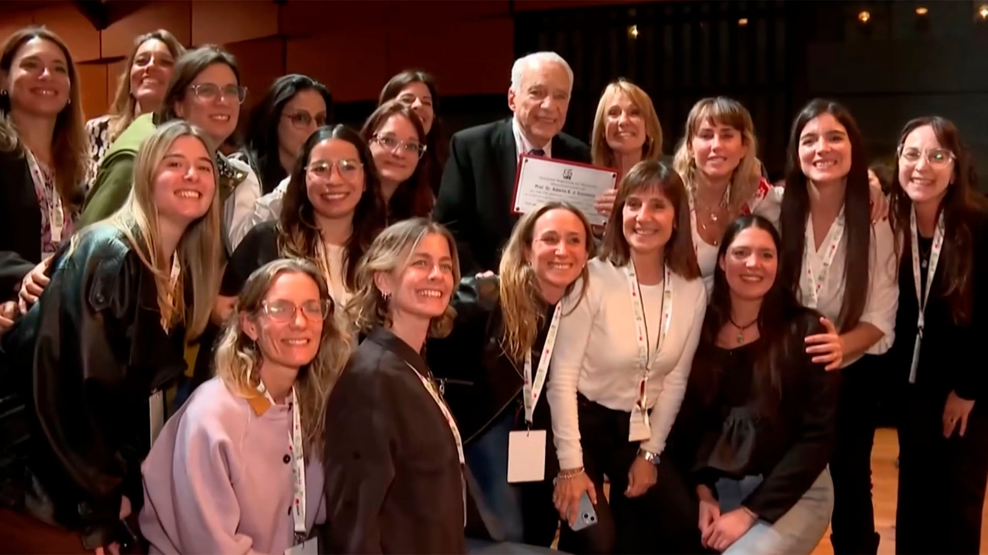 El médico fue homenajeado por su trabajo pionero en el abordaje de la obesidad, rodeado por su familia