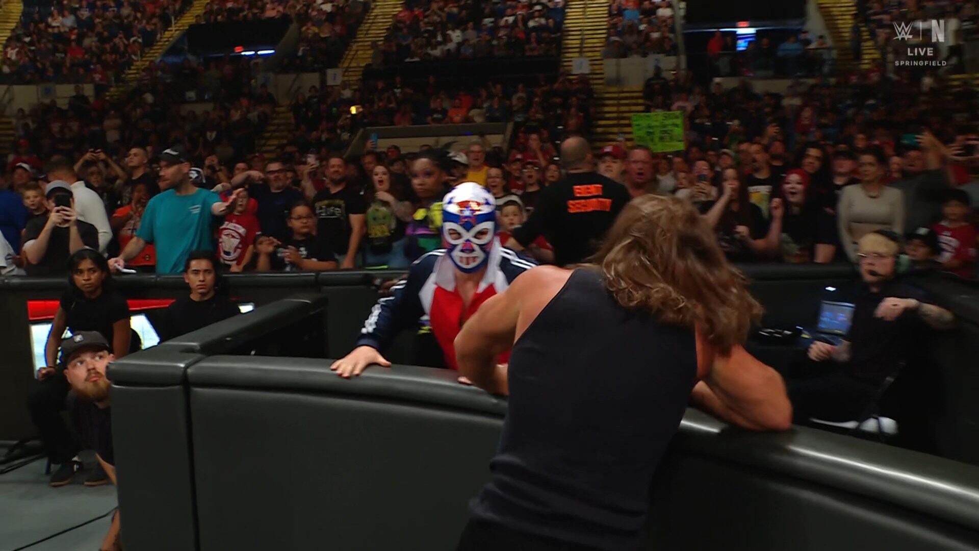 Aj Styles fue atacado por otro Grande Americano.