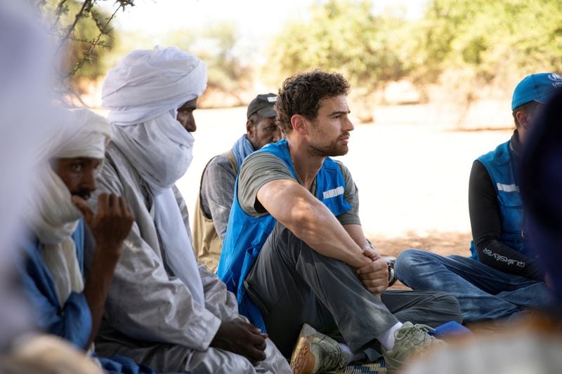 FOTO DE ARCHIVO. El actor y embajador de buena voluntad de ACNUR Theo James, sentado durante una visita a Aghor, durante un viaje con la agencia para los refugiados de Naciones Unidas, en Mauritania. 9 de octubre de 2024 (ACNUR/Caroline Irby/Cedida vía REUTERS)