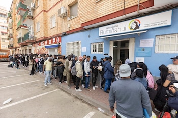 Cientos de migrantes hacen cola para solicitar el certificado de vulnerabilidad en la oficina de la Asociación Rumiñahui, este miércoles en el barrio de San Pio X en Murcia