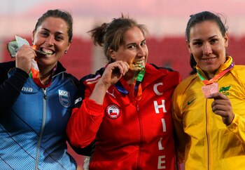 Las atletas de: (i-d) Argentina, Barbara Rocio Comba (plata); Chile, Karen Gallardo (Oro); Brasil, Fernanda Borges (bronce), celebran en el podio en la premiación tras la final de lanzamiento de disco el 15 de marzo de 2014, en los X Juegos de la Odesur en el Estadio Nacional de Santiago de Chile (Chile). EFE/Felipe Trueba/Archivo