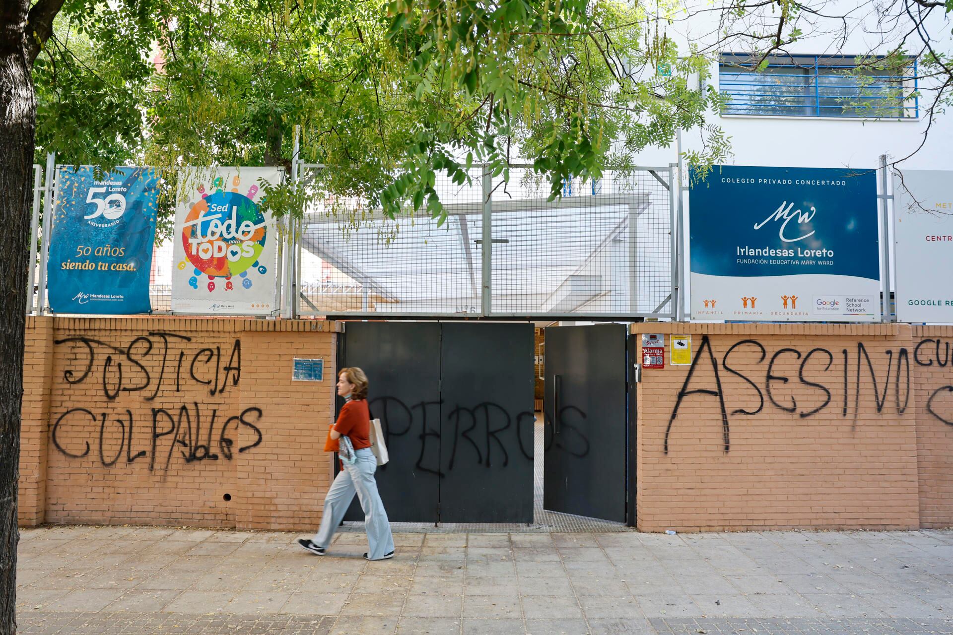 Pintadas en el colegio Las Irlandesas en Sevilla en el que estudiaba Sandra, la joven que se suicidó el 14 de octubre en Sevilla. (Jose Manuel Vidal/EFE)