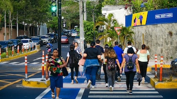 Siete de cada diez peatones cruzan las calles de forma imprudente en San Salvador, generando el 35% de las muertes viales