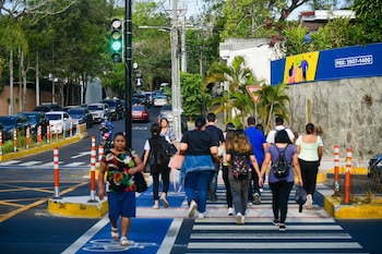 Un estudio del ONASEVI estableció que siete de cada diez peatones en San Salvador asumen conductas de riesgo al cruzar las calles. (Fotos cortesía VMT)