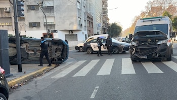 Floresta: un auto chocó contra una ambulancia y terminó volcado sobre la vereda