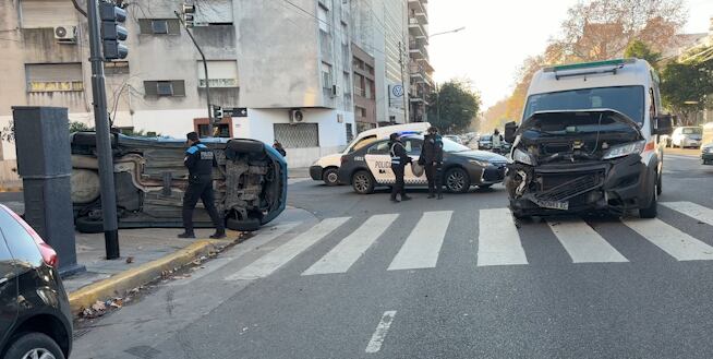 La ambulancia terminó con la parte delantera destruida