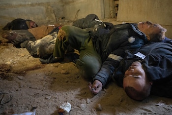 Cuerpos maniatados y torturados en