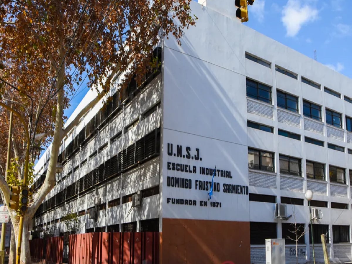 Los padres de alumnos de la Escuela Industrial Sarmiento fueron a la Justicia a pedir una definición por los días perdidos