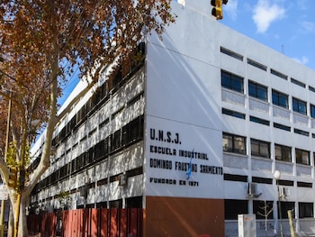 Los padres de alumnos de la Escuela Industrial Sarmiento fueron a la Justicia a pedir una definición por los días perdidos