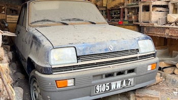 Un Renault 5 de 1982 olvidado durante 43 años en una granja francesa alcanza un precio récord en una subasta: solo había recorrido 12 kilómetros