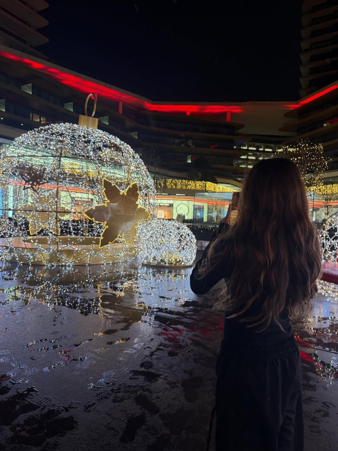 Las fotos publicadas, tomadas de noche y con el reflejo del piso mojado, transmiten la atmósfera festiva y la conexión familiar entre madre e hija en Turquía