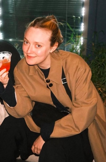 Los jeans rectos y los suéteres de punto forman la base de un estilo práctico y moderno (Instagram: Dakota Fanning)