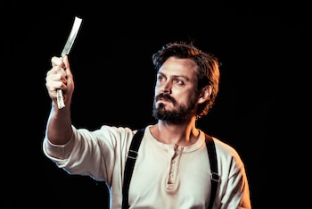 Emmanuel Degracia como Sweeney Todd, el cruel barbero de Fleet Street
