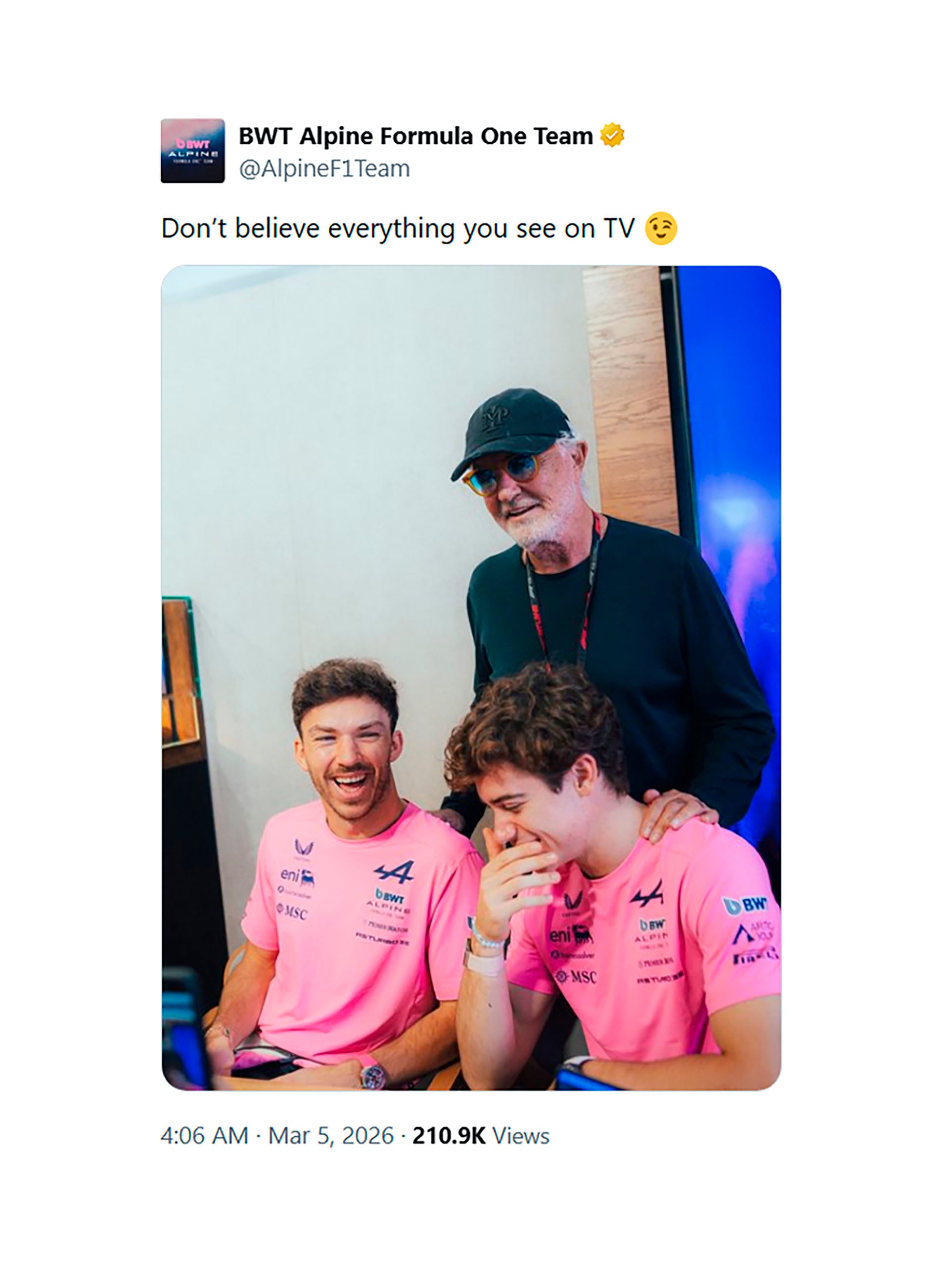 Flavio Briatore, Pierre Gasly y Franco Colapinto del equipo Alpine F1 compartieron un momento divertido y relajado tras bastidores (@AlpineF1Team)