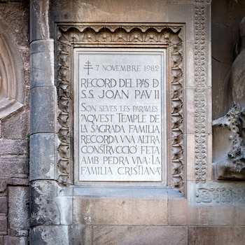 Misa de Acción de Gracias con motivo de las canonizaciones. Elementos escultóricos que hacen referencia a los papas canonizados.
