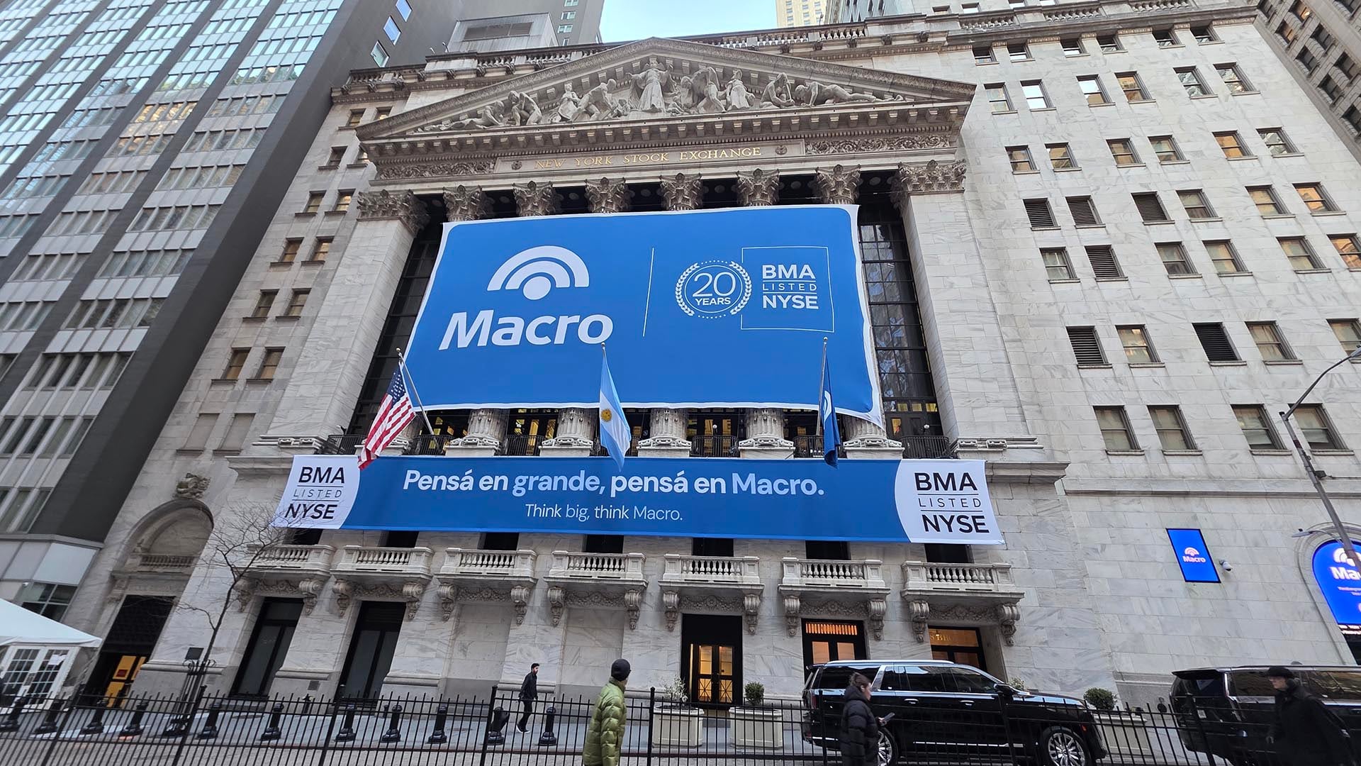 La fachada del NYSE, con la bandera y los colores de Banco Macro