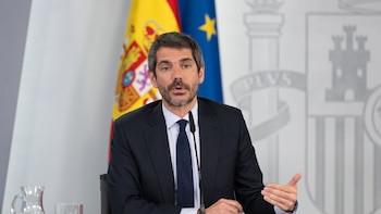 Urtasun dice que Sumar "protegerá" al Gobierno progresista pese a la imputación de Zapatero, a quien pide explicaciones