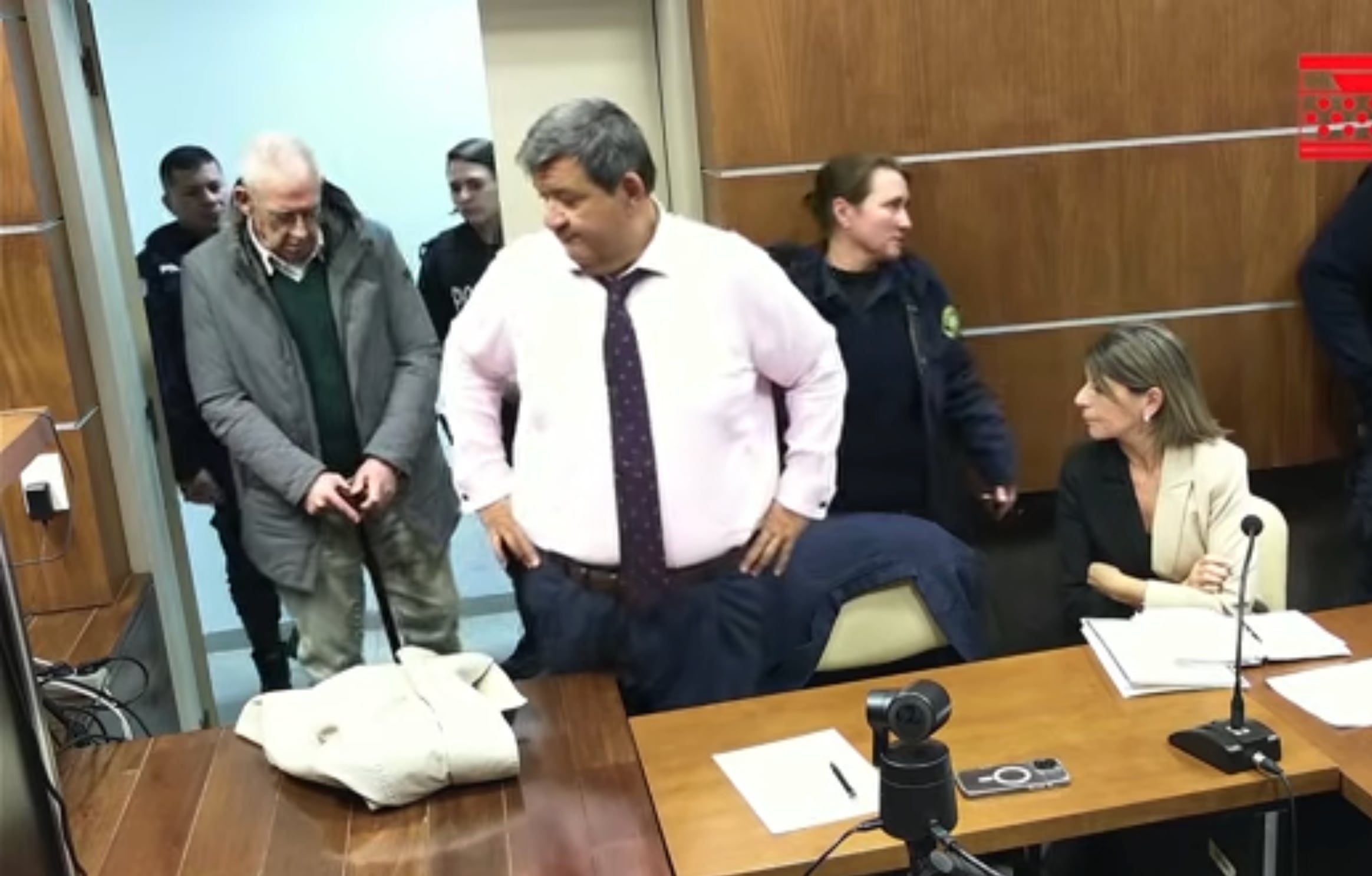 De bastón ingresa Pablo Carrasco, director de Conexión Ganadera, a una nueva audiencia judicial (APU)