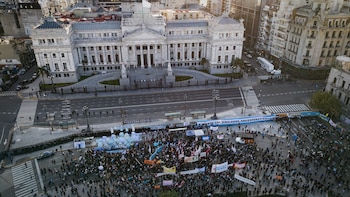 Tensión en la marcha contra modificación a la Ley de Glaciares: un manifestante fue detenido