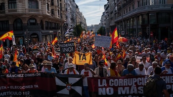 Unas 20.000 personas recorren el centro de Madrid en apoyo a Ceuta y para exigir elecciones ya