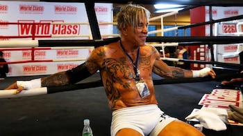 De las cirugías al músculo: la sorprendente transformación física de Mickey Rourke a los 73 años