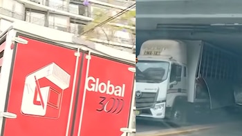 El camión quedó inmovilizado bajo el puente y provocó congestión mientras se realizaban las maniobras para liberarlo. Composición: Infobae