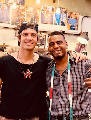 Franco Mastantuono sorprendió con su look en una visita a una tienda en Italia