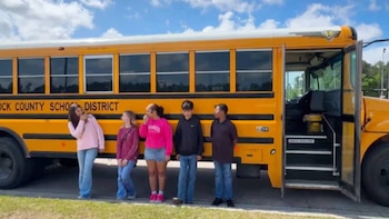 Alumnos de secundaria detuvieron un autobús escolar tras el desmayo de la conductora en Mississippi