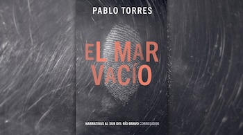 Portada del libro El mar vacío de Pablo Torres con el título en letras anaranjadas sobre una huella dactilar y un fondo gris rayado.