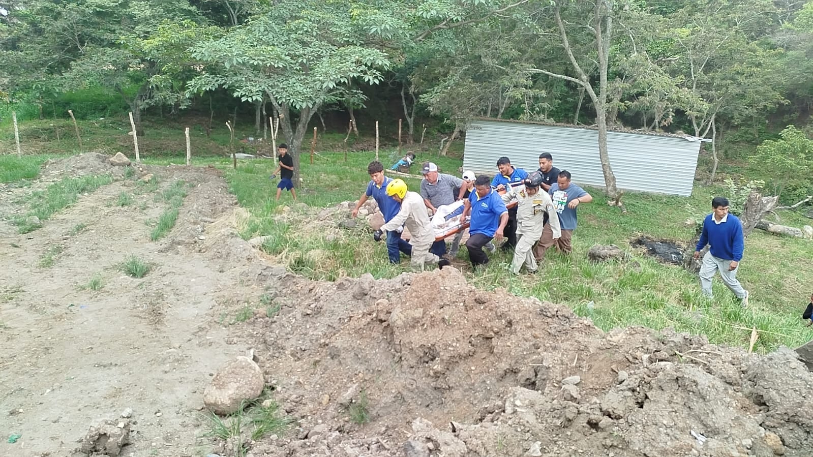 El automóvil terminó en un río luego del accidente ocurrido durante la madrugada. (FOTO: La Tribuna)