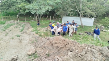 El automóvil terminó en un río luego del accidente ocurrido durante la madrugada. (FOTO: La Tribuna)
