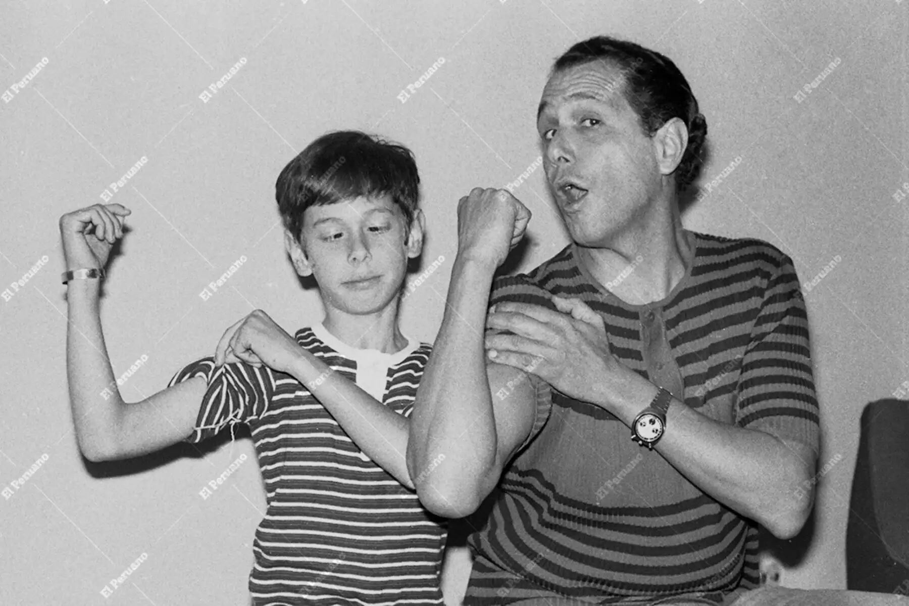 En una foto de archivo de 1978, el actor Guillermo Rossini y su hijo Coco. - Crédito: Archivo Histórico de El Peruano
