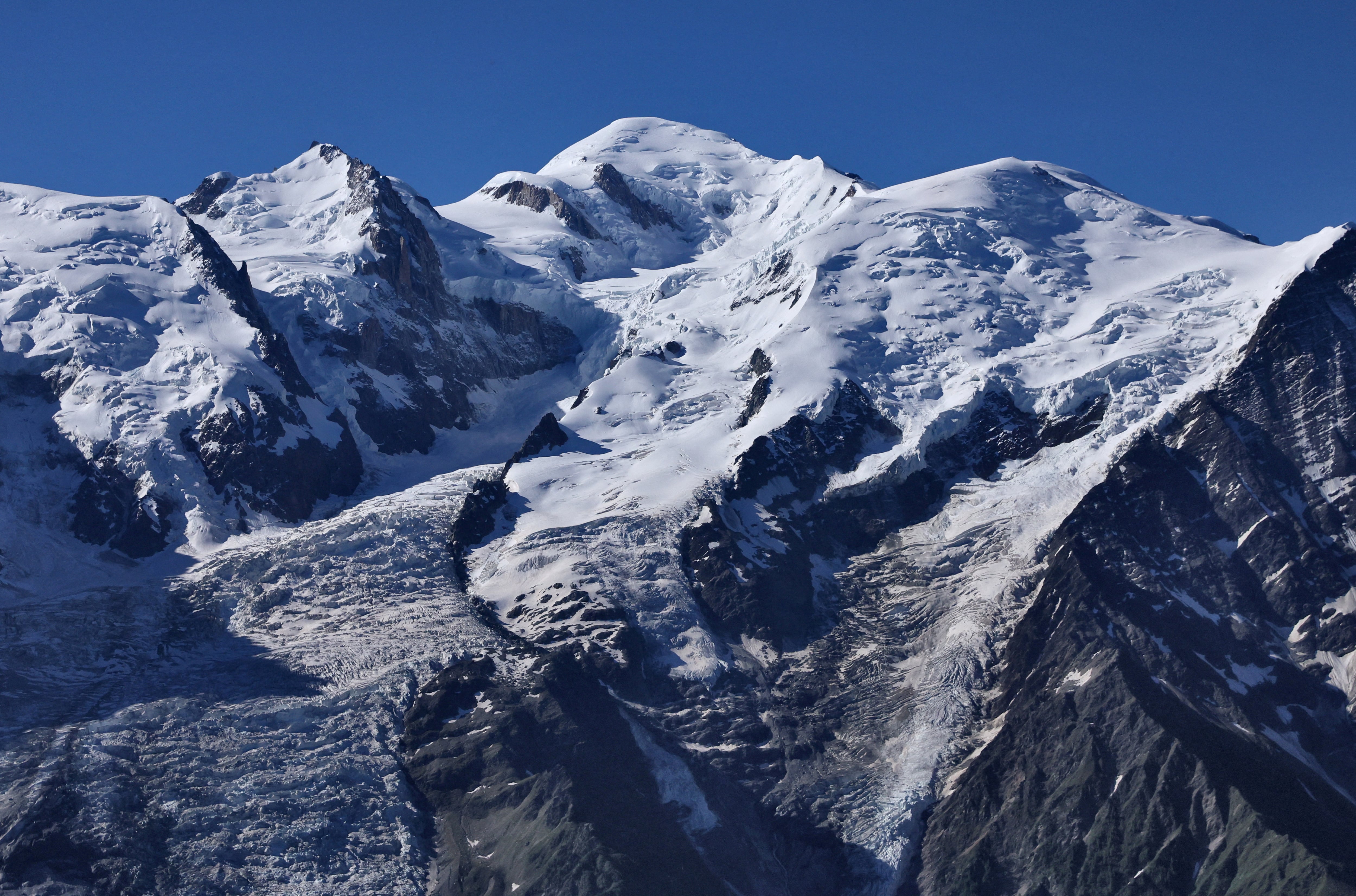 El calentamiento global acelera el retroceso de glaciares y altera el ciclo del agua en los continentes (REUTERS/Denis Balibouse)