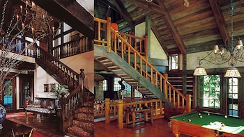 Imagen dividida mostrando dos interiores: a la izquierda, una gran escalera de madera oscura con candelabro; a la derecha, una mesa de billar y escalera de madera clara