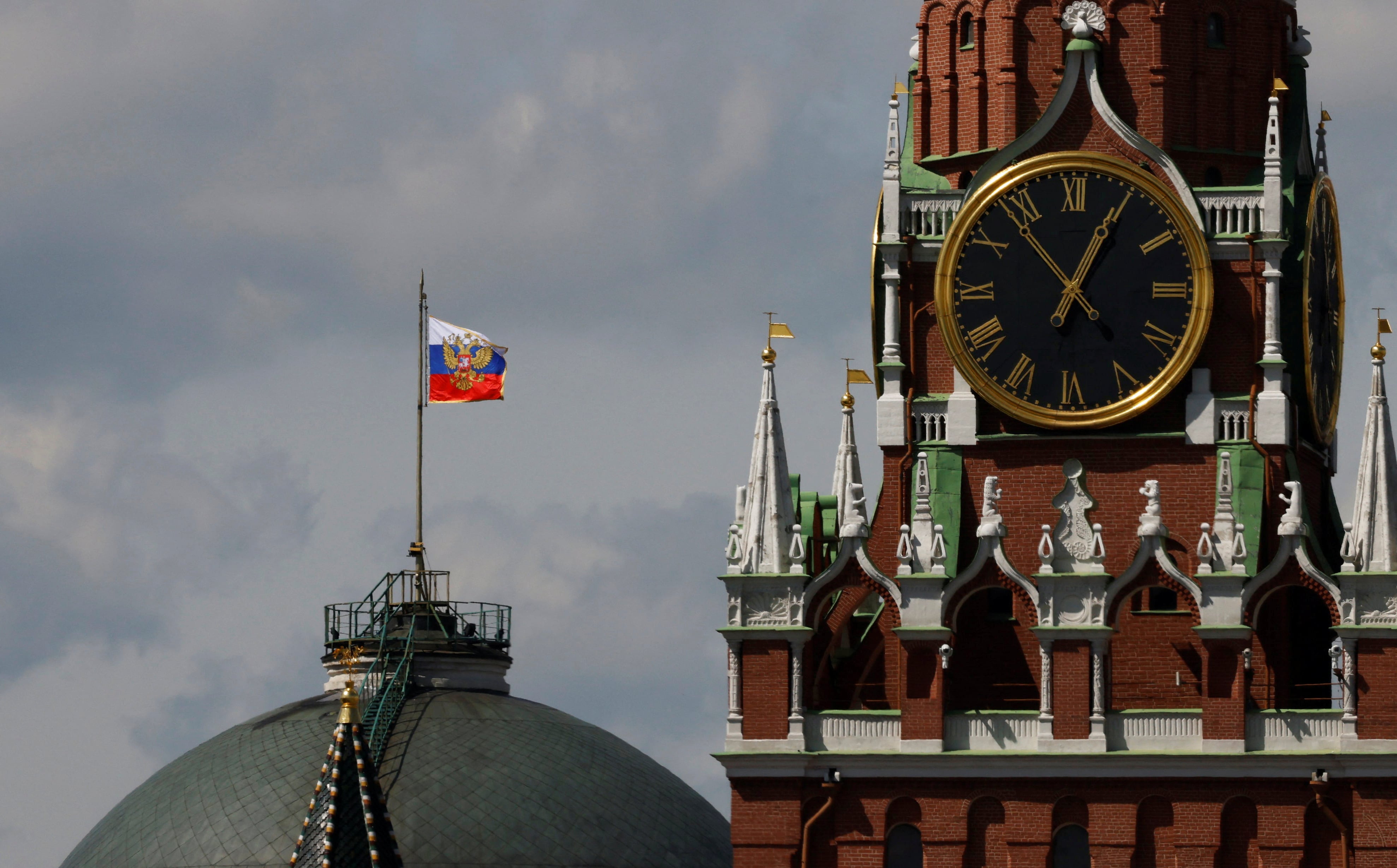 La bandera rusa ondea en la cúpula del edificio del Senado del Kremlin, detrás de la Torre Spasskaya, en el centro de Moscú, Rusia (REUTERS)