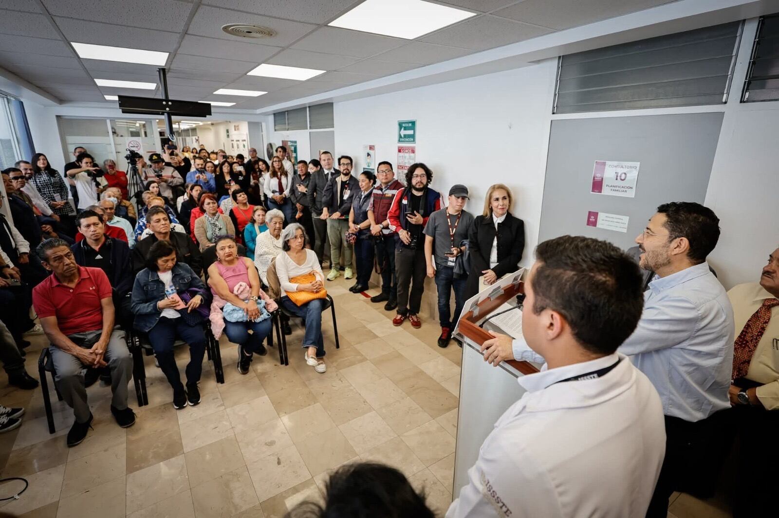 Visita de Martí Batres a la Clínica de Medicina Familiar (CMF) “5 de Febrero”. Foto: Issste