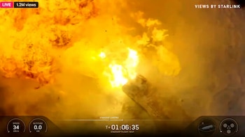 Imagen de una gran explosión de fuego naranja y amarillo que envuelve una estructura, con datos en pantalla de velocidad, altitud y tiempo de vuelo