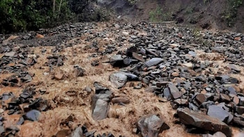 Puente colapsa por huayco y