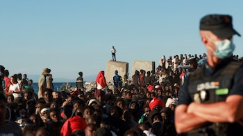 A dos semanas de la irrupción masiva del pasado 30 de julio, en la que cerca de 72.000 personas cruzaron la frontera desde Marruecos hacia la ciudad autónoma de Ceuta, el enclave español en el norte de África se mantiene en una situación sumamente compleja (Foto: Reuters)