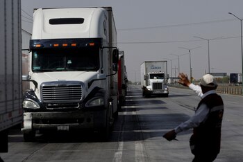 La SICT podrá añadir medidas de seguridad como sellos, emblemas y leyendas en los permisos provisionales.
REUTERS/Daniel Becerril