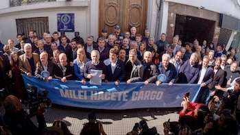 En otro cruce con Nación, intendentes peronistas de todos los sectores movilizaron contra Pettovello en reclamo de fondos