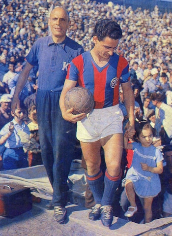 El Nene Sanfilippo entrando como capitán de San Lorenzo, el club donde realizó gran parte de su carrera.