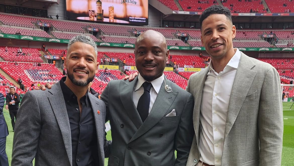 Reo-Coker, en el centro de la imagen, junto a otros dos ex futbolistas: el jamaiquino Jobi McAnuff y el inglés Curtis Davies