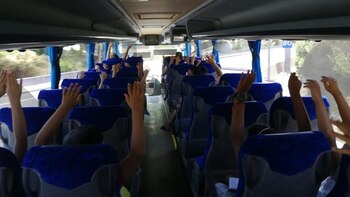 Niños en un transporte escolar