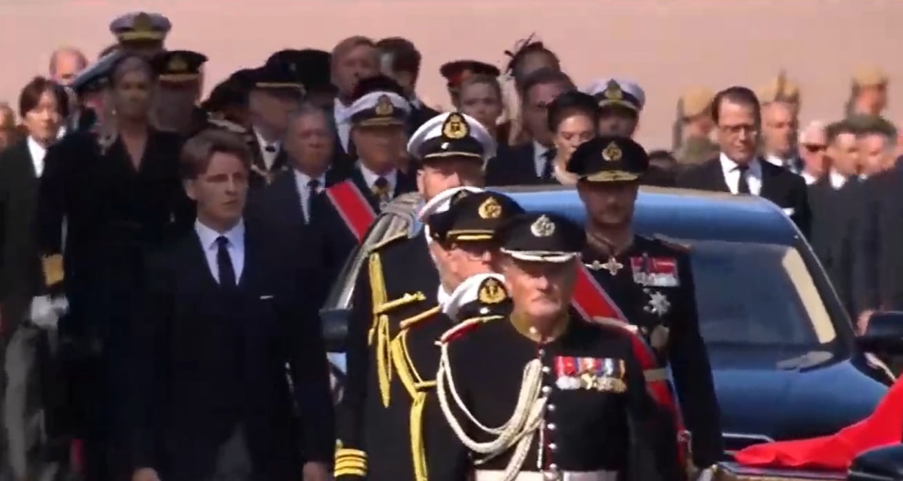 La familia real noruega sigue al coche fúnebre del rey Harald