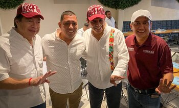 López Martínez posa junto a