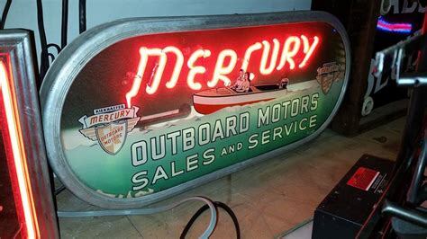 Un letrero de neón de la marca Mercury Outboard Motors, restaurado y exhibido en el American Sign Museum de Cincinnati, ejemplo de la estética industrial estadounidense de mediados del siglo XX.