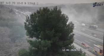 Un camión envuelto en llamas