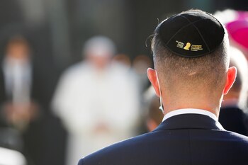 Un asistente usa una kipá