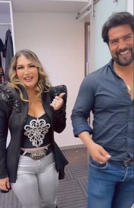 Alicia Villarreal junto a Arturo Carmona.